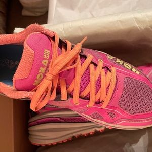 Hoka One Woman’s Walking Sneakers